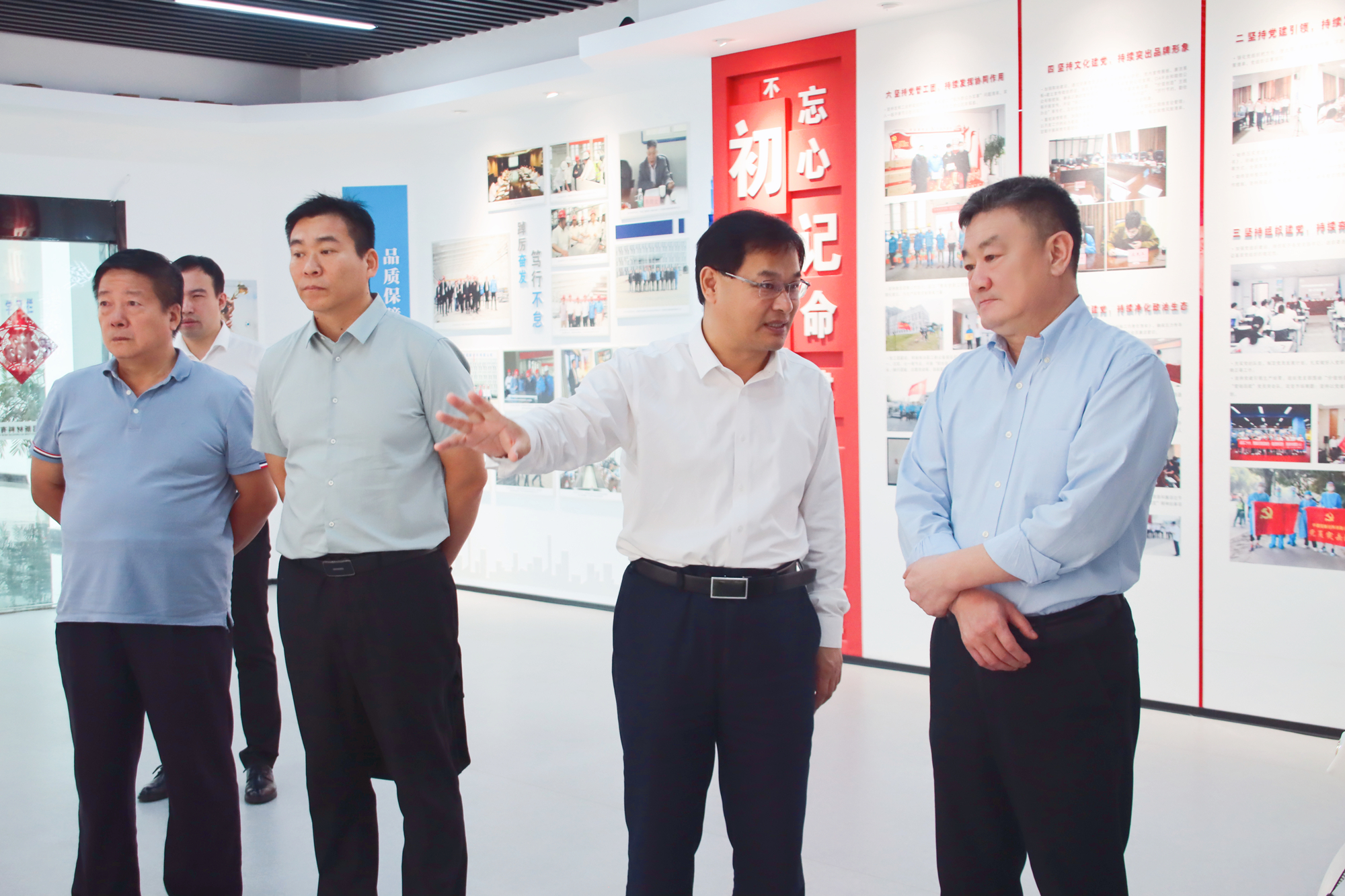 参观展厅.jpg