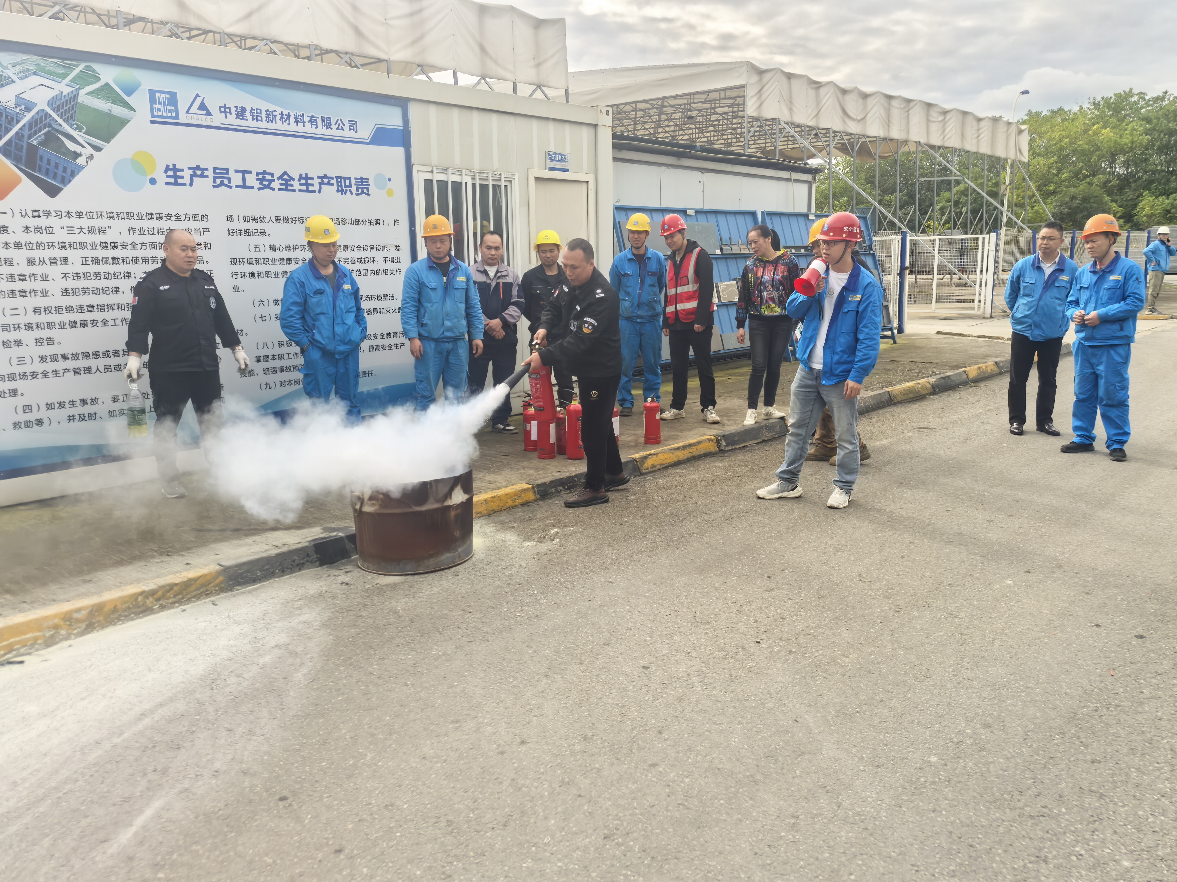 灭火器使用.jpg 灭火器使用.jpg